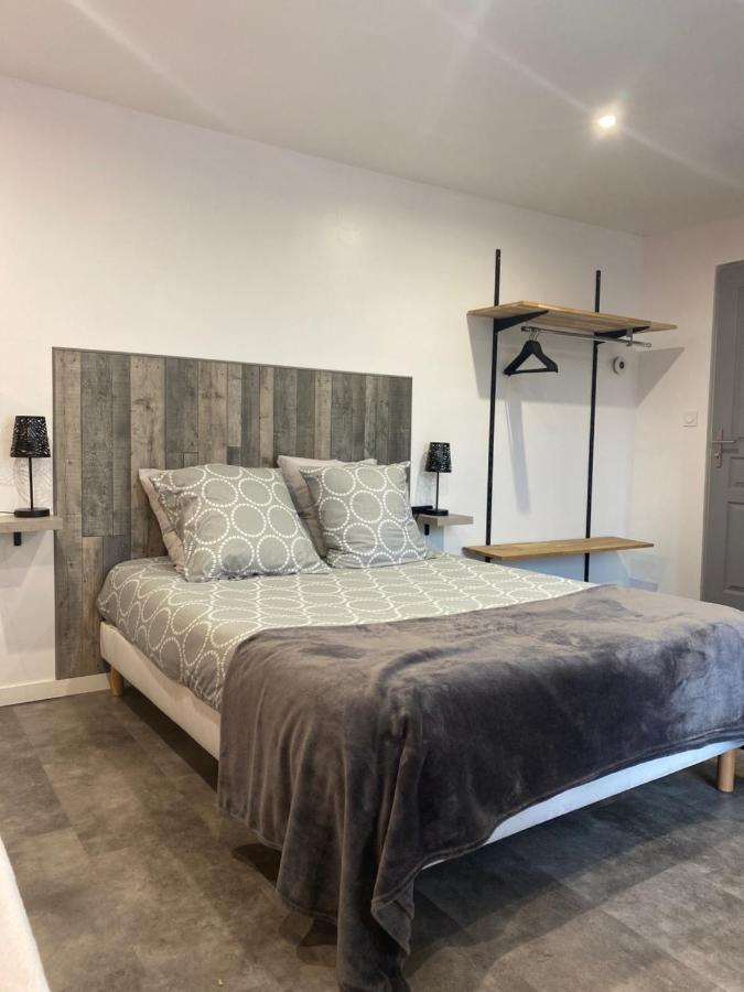 Aux Charmes 1 Bed & Breakfast Isques ภายนอก รูปภาพ