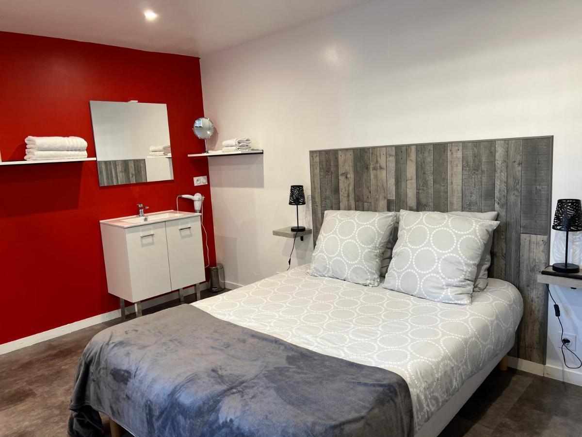 Aux Charmes 1 Bed & Breakfast Isques ภายนอก รูปภาพ
