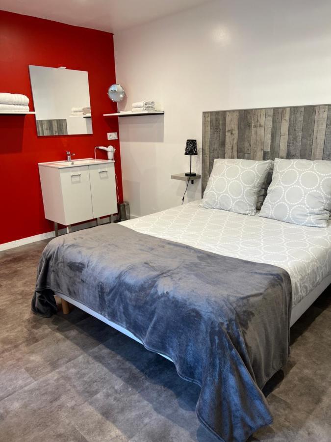 Aux Charmes 1 Bed & Breakfast Isques ภายนอก รูปภาพ