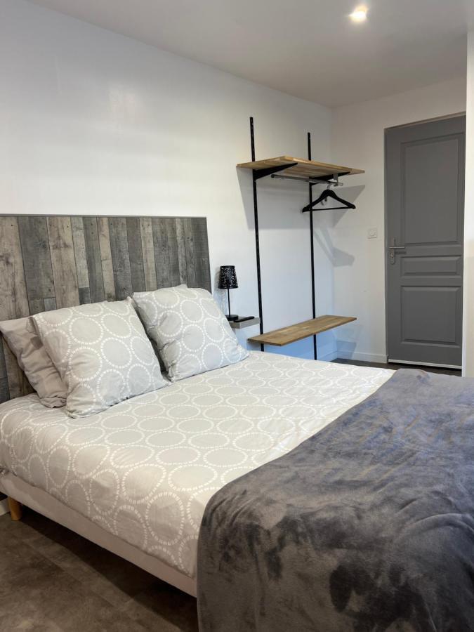 Aux Charmes 1 Bed & Breakfast Isques ภายนอก รูปภาพ