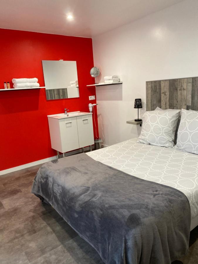 Aux Charmes 1 Bed & Breakfast Isques ภายนอก รูปภาพ